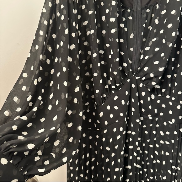 ASOS Design Curve Pleated Batwing Midi Dress in mono Splodge Print - Picture 8 of 9